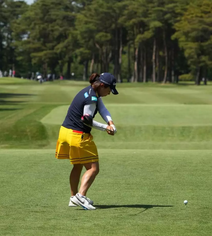 永峰咲希のドライバースイング