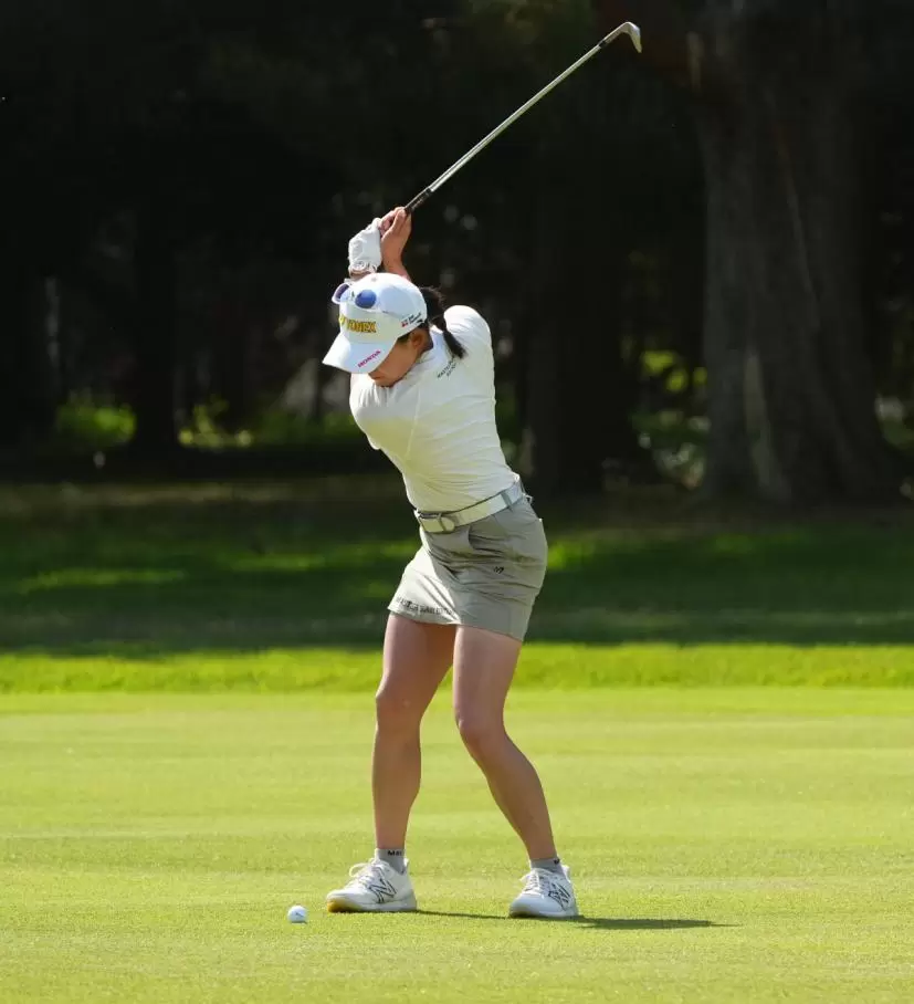 岩井千怜のアイアンスイング