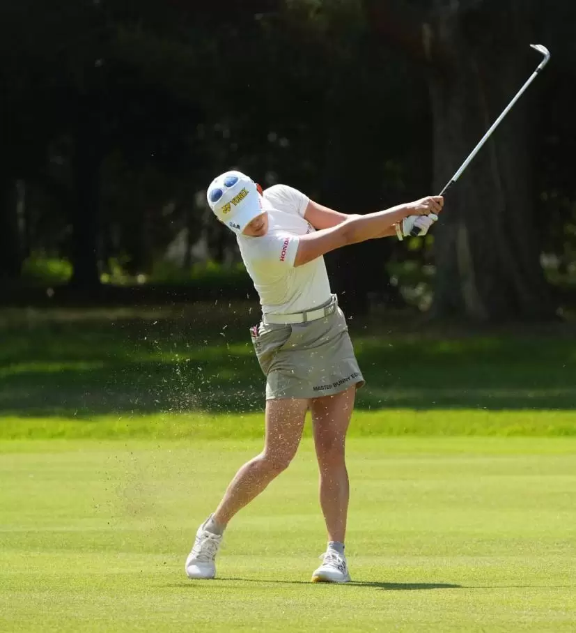 岩井千怜のアイアンスイング