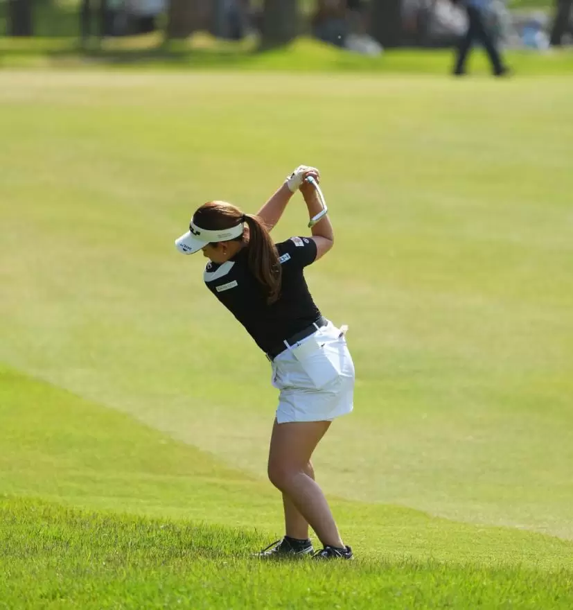 吉本ひかるアイアンスイング