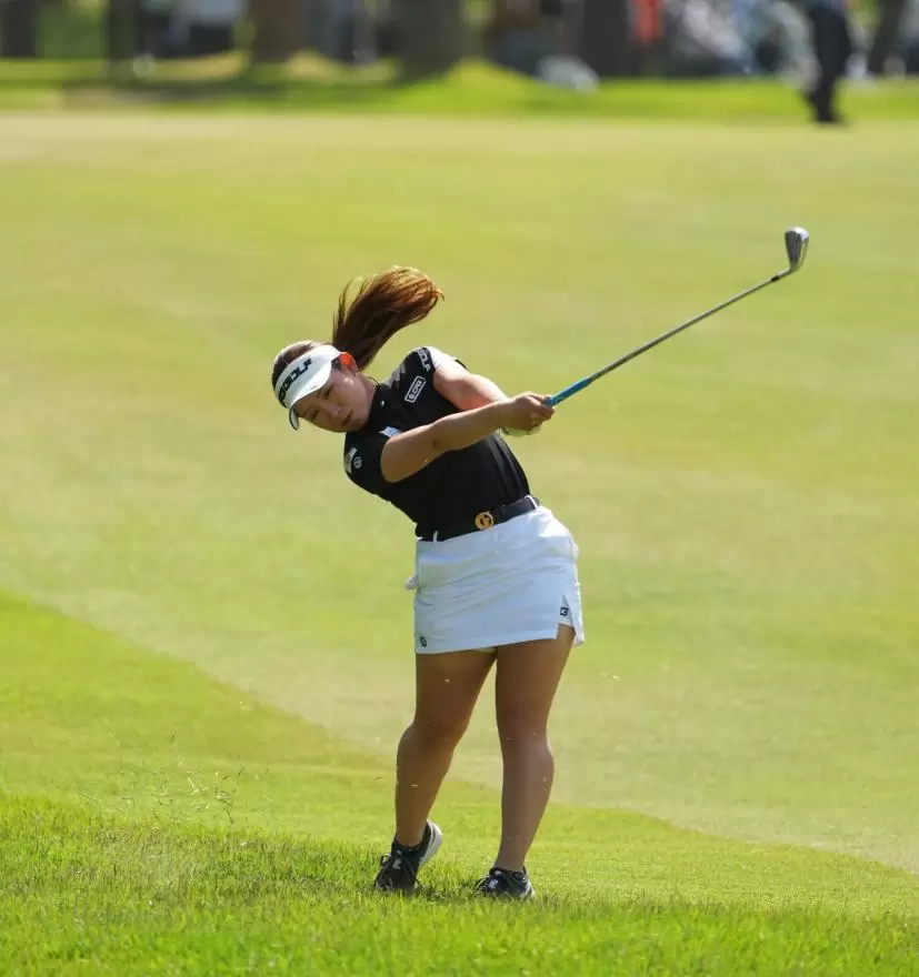 吉本ひかるアイアンスイング