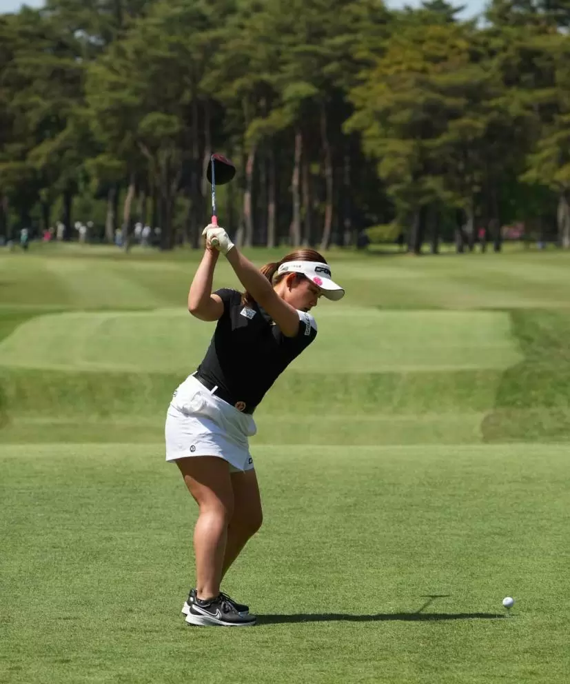 吉本ひかるのドライバースイング