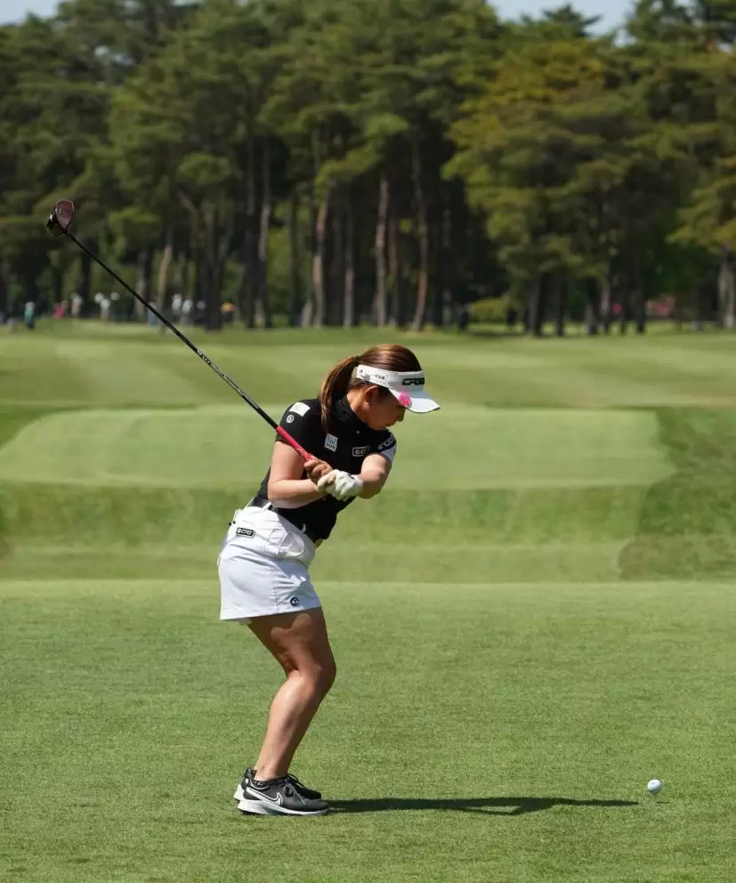 吉本ひかるのドライバースイング