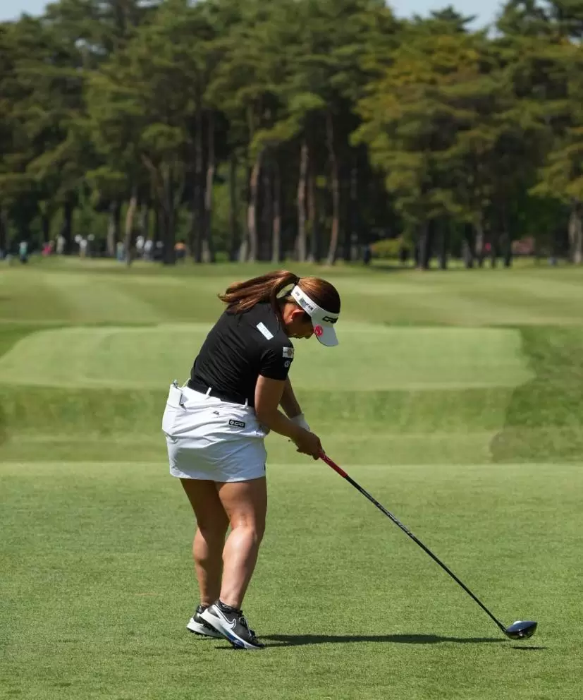 吉本ひかるのドライバースイング