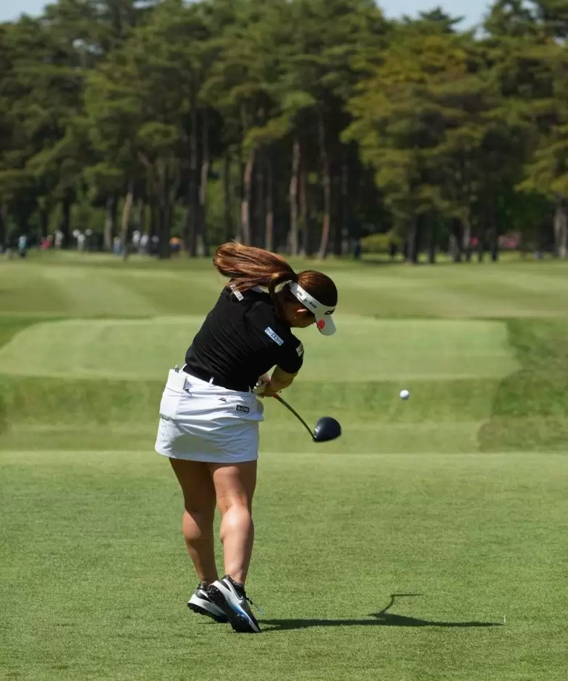 吉本ひかるのドライバースイング