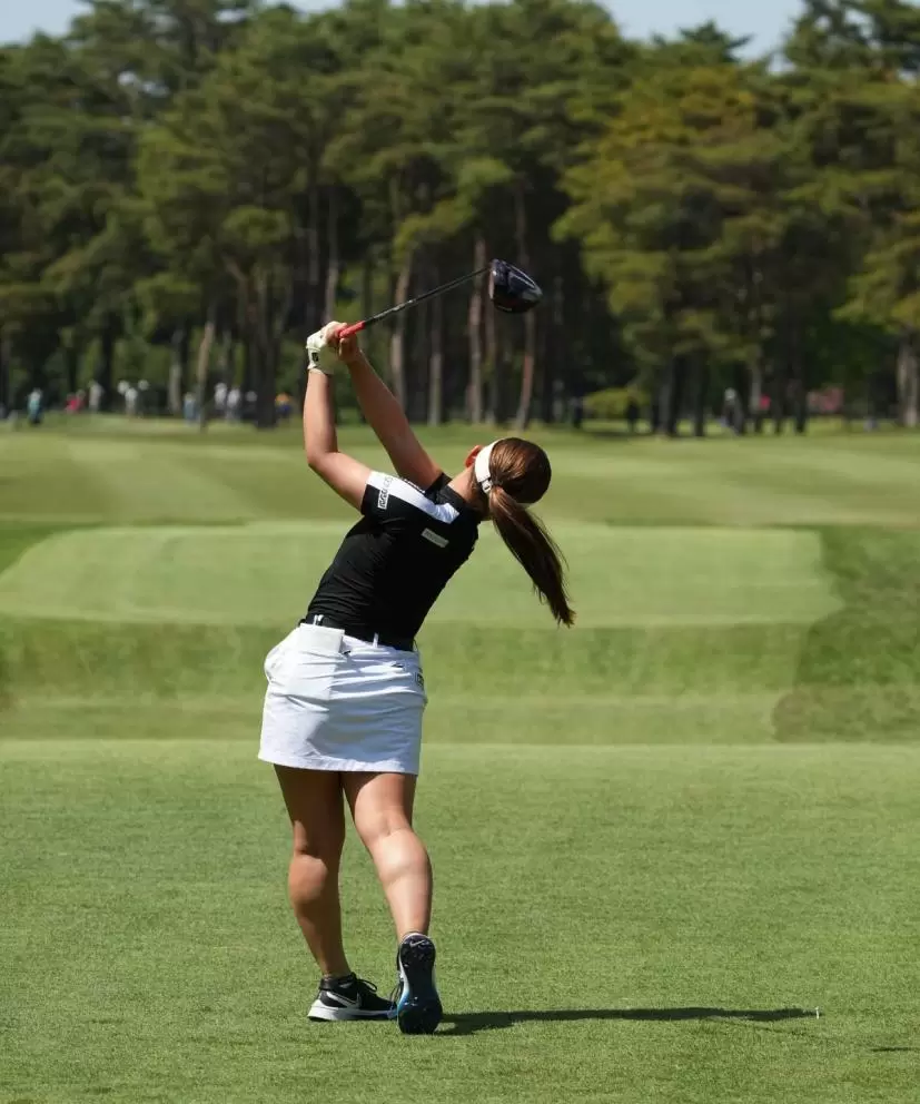 吉本ひかるのドライバースイング