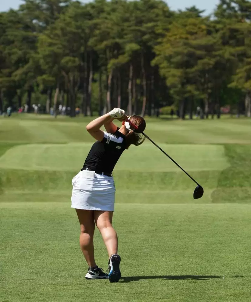 吉本ひかるのドライバースイング