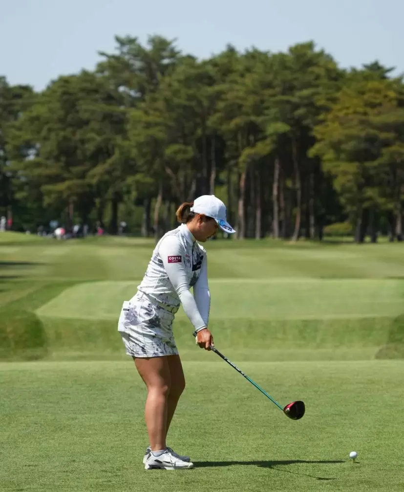 高橋彩華のドライバースイング