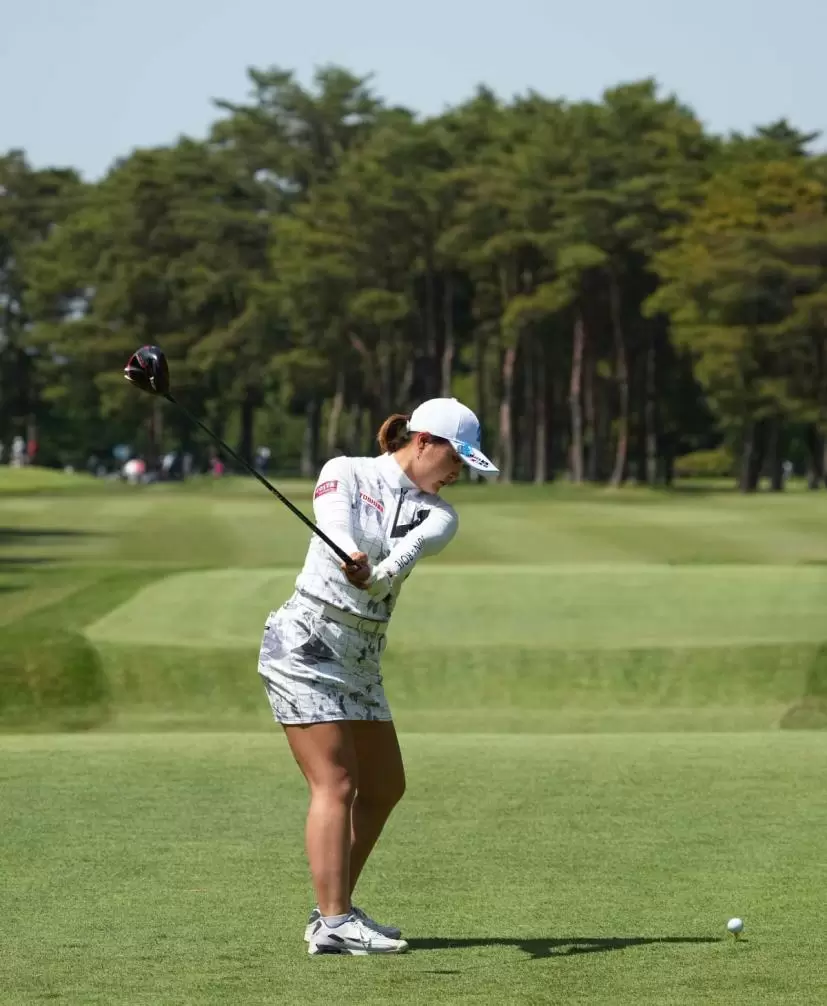 高橋彩華のドライバースイング