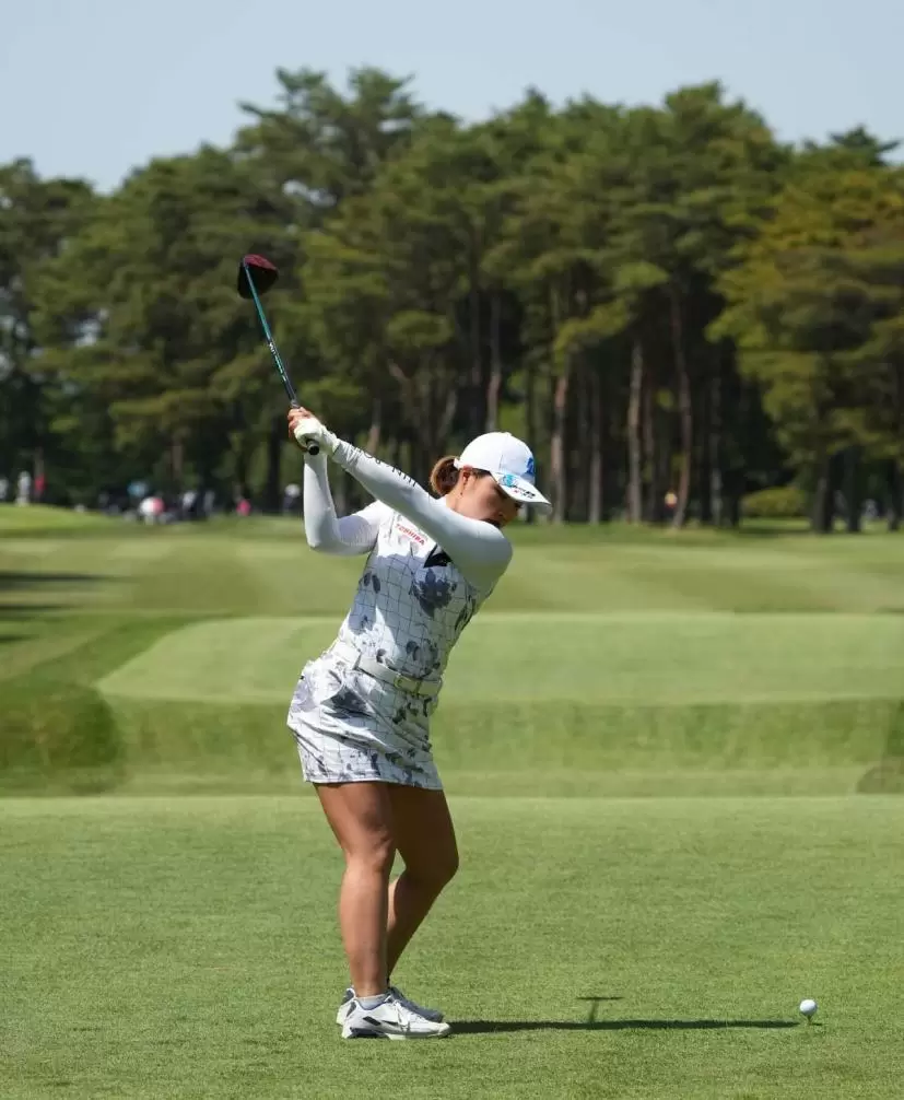 高橋彩華のドライバースイング