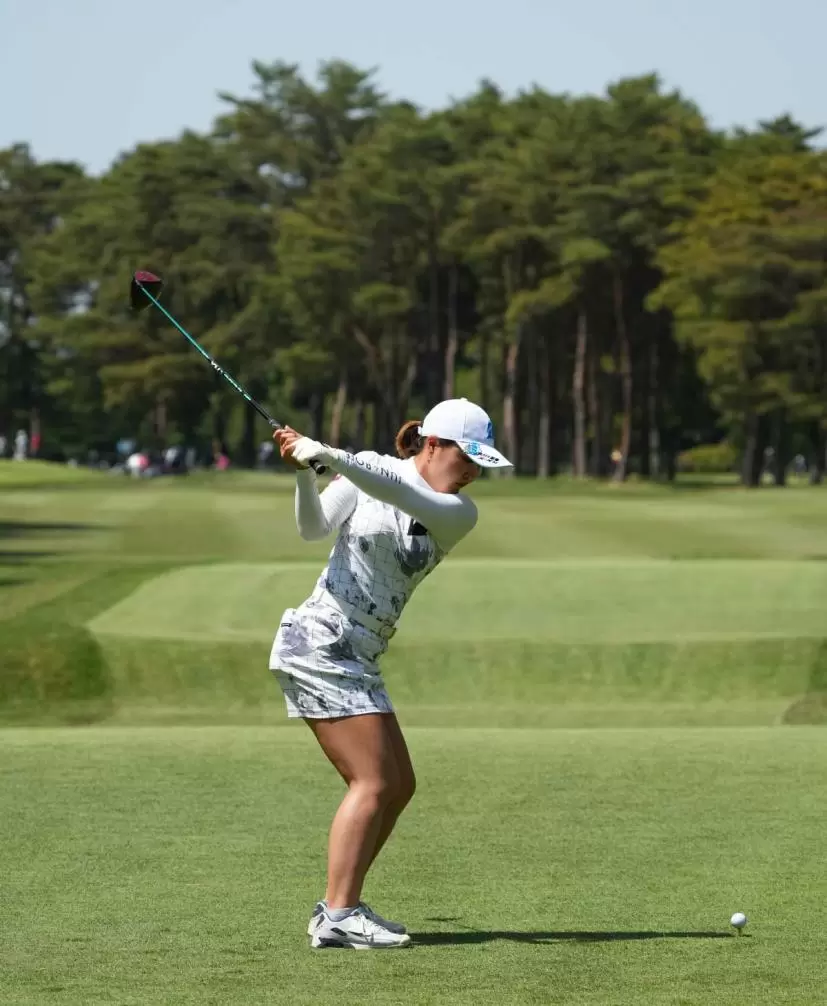 高橋彩華のドライバースイング