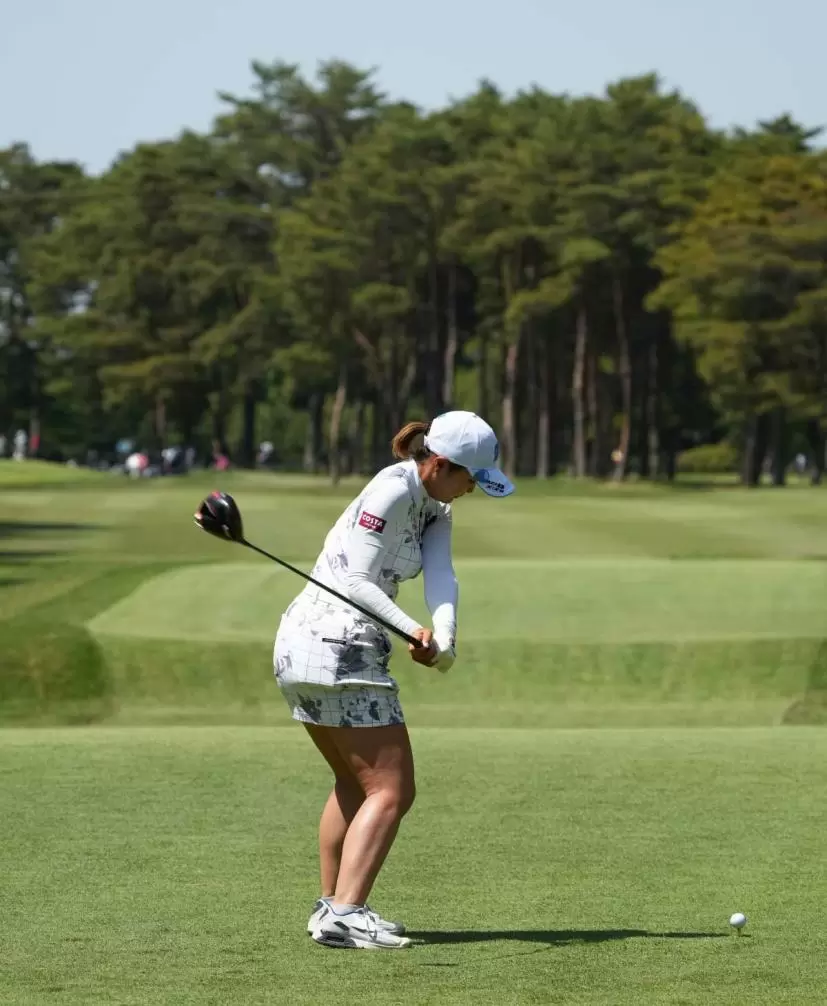 高橋彩華のドライバースイング