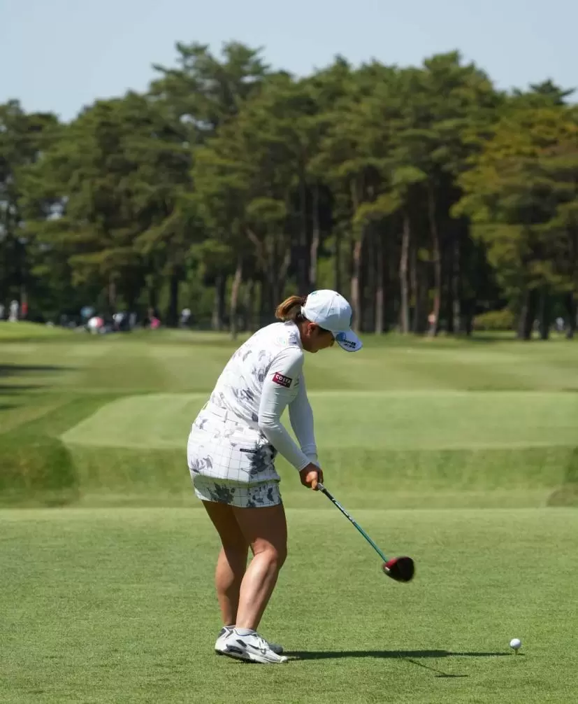 高橋彩華のドライバースイング