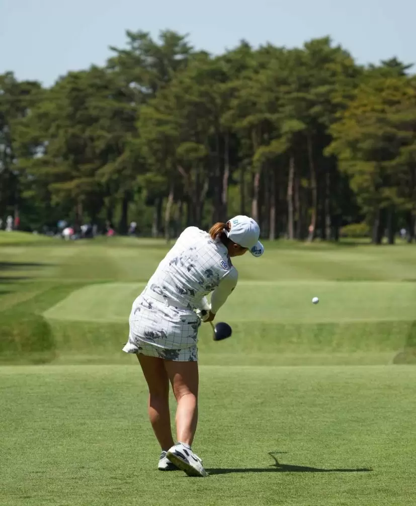 高橋彩華のドライバースイング