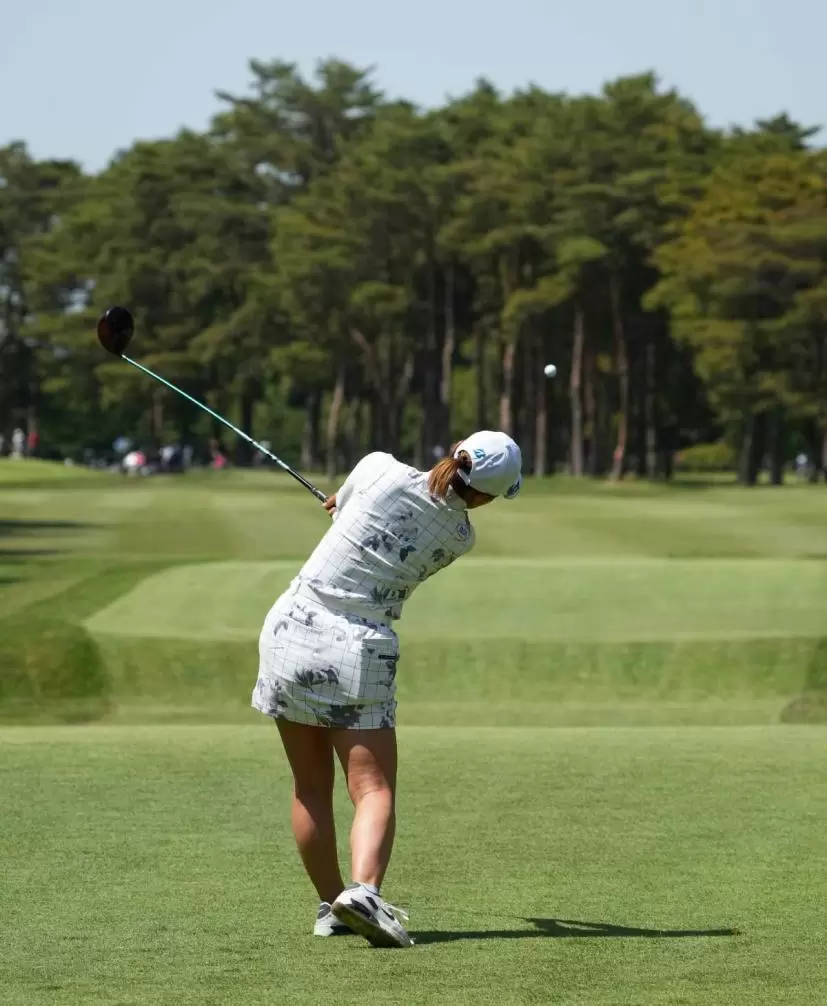 高橋彩華のドライバースイング
