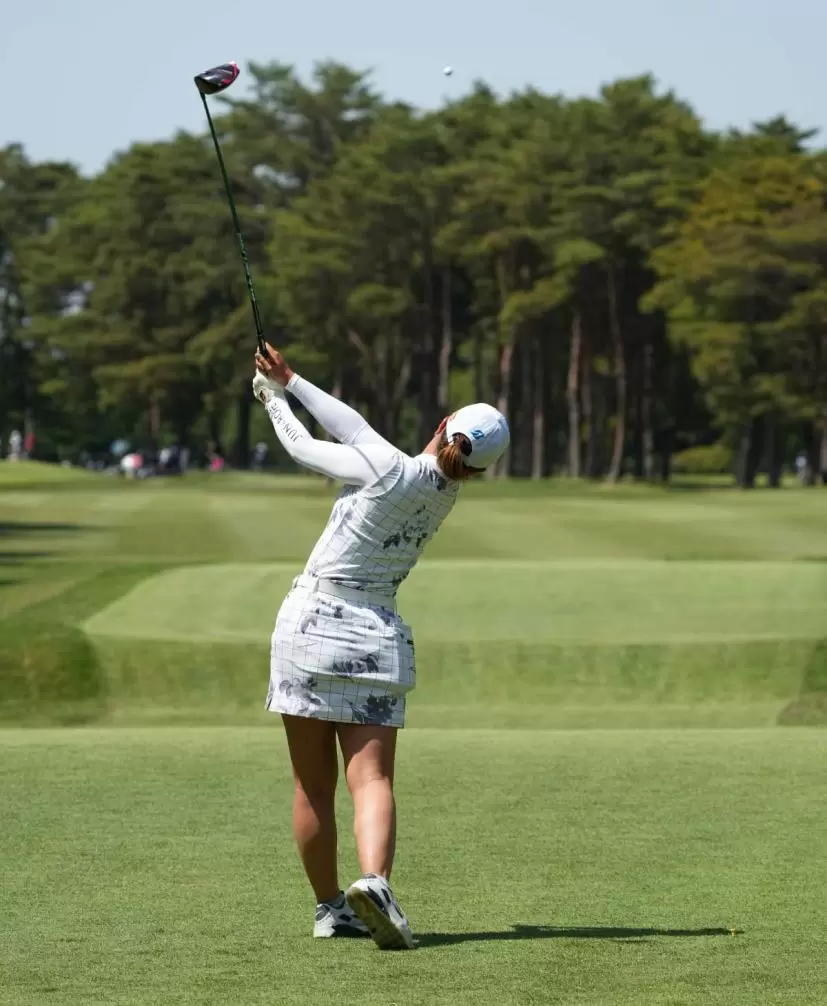 高橋彩華のドライバースイング