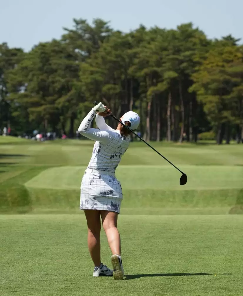 高橋彩華のドライバースイング