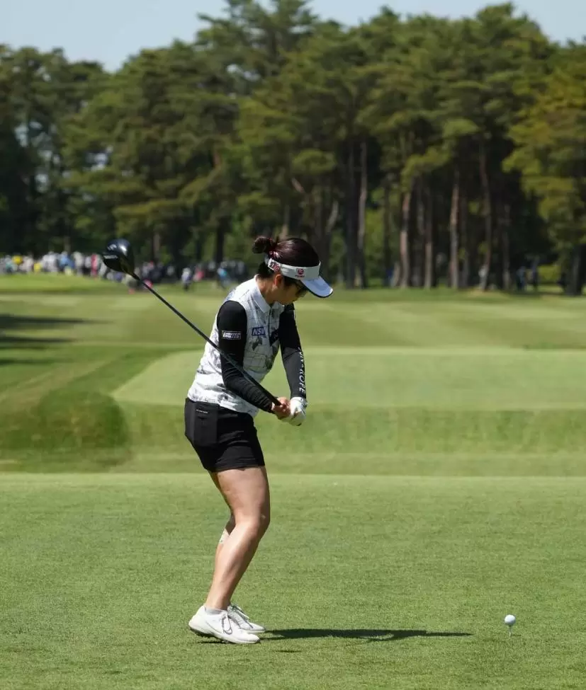 三ヶ島かなのドライバースイング