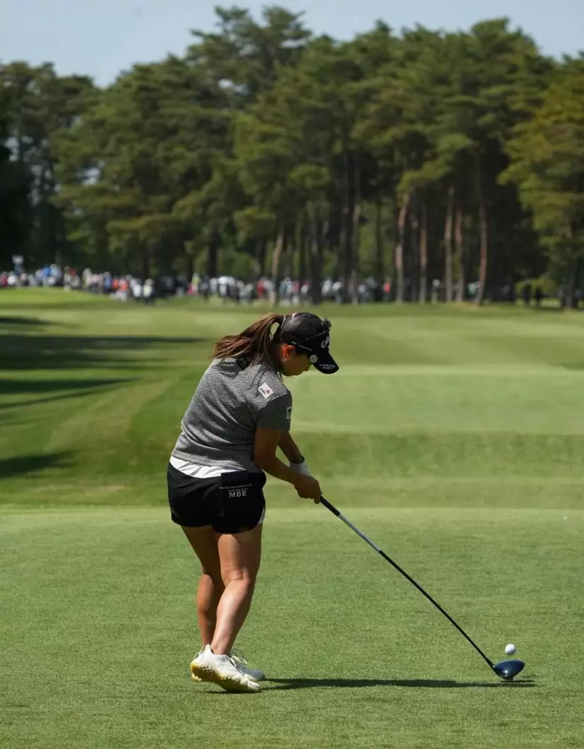 上田桃子のドライバースイング連続写真