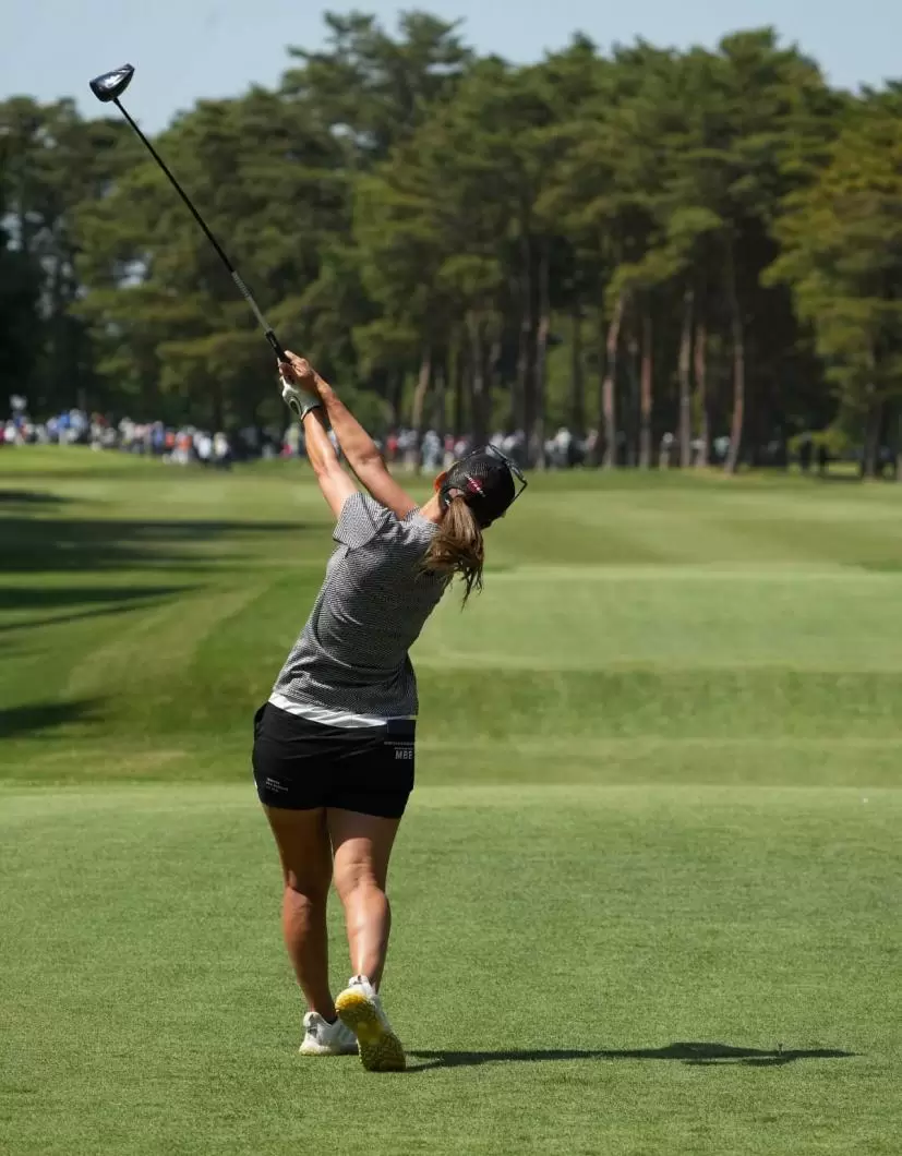 上田桃子のドライバースイング連続写真