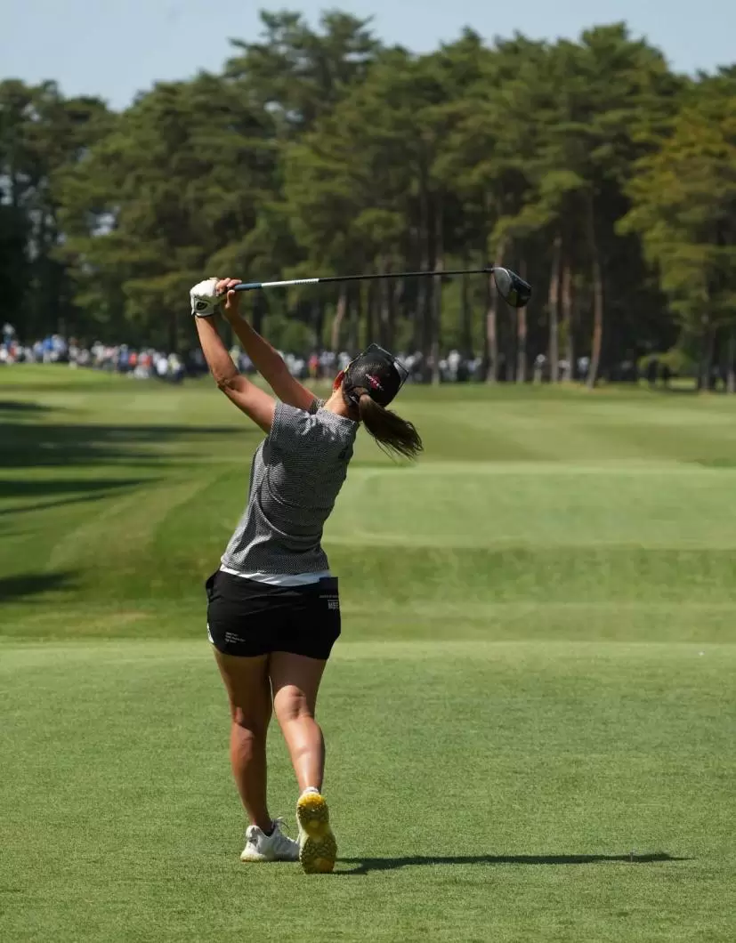 上田桃子のドライバースイング連続写真