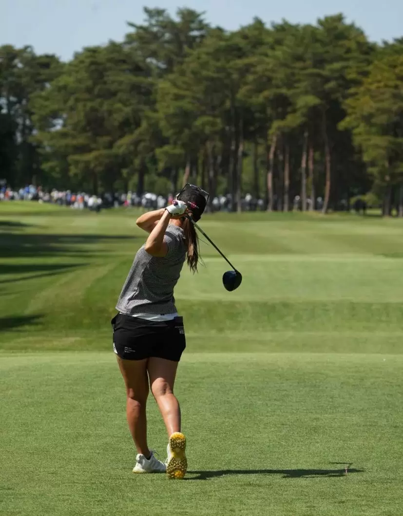 上田桃子のドライバースイング連続写真