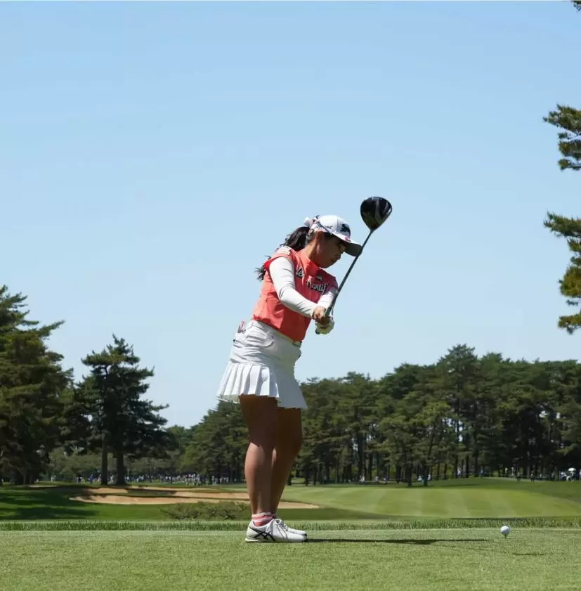 菅沼菜々のドライバースイング