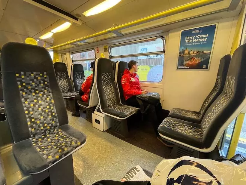 地下鉄の車内。椅子は日本の地下鉄より快適。