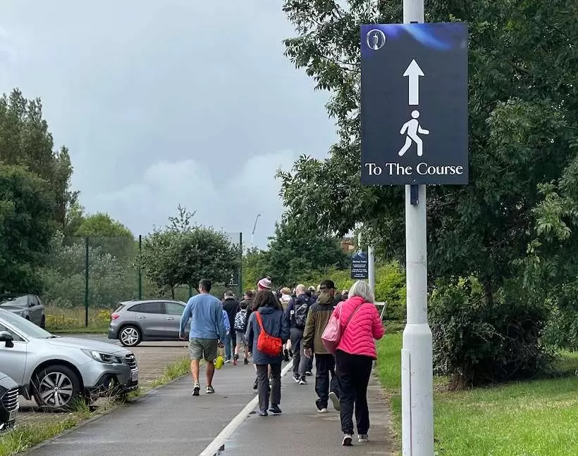 最寄り駅から案内に沿って歩いていけば、約15分で会場入りできる。