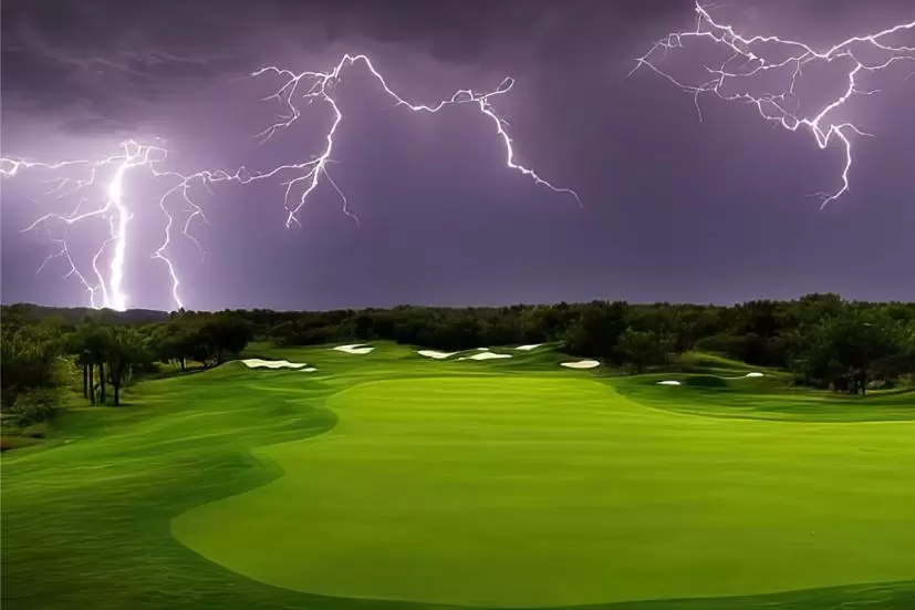 雷雨のゴルフ場