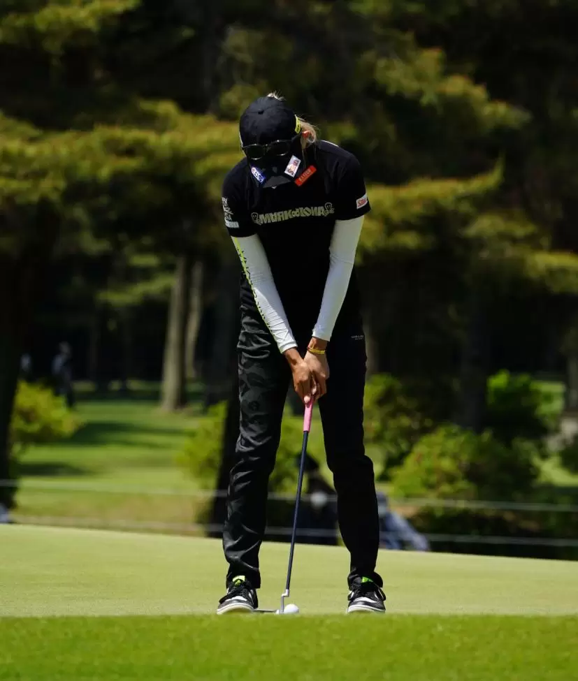 金田久美子のパッティングストローク