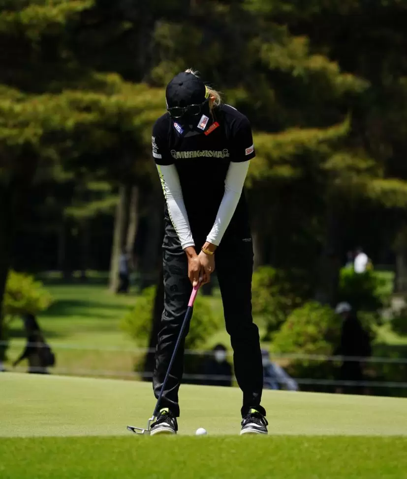 金田久美子のパッティングストローク