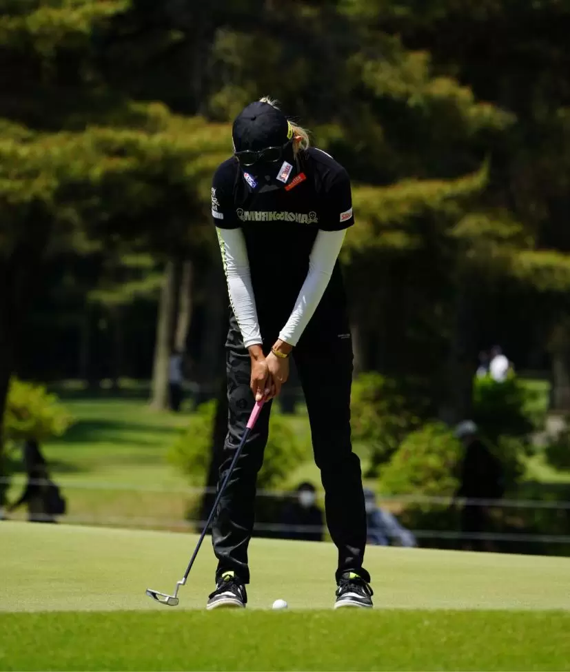 金田久美子のパッティングストローク