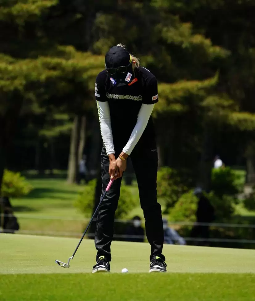 金田久美子のパッティングストローク