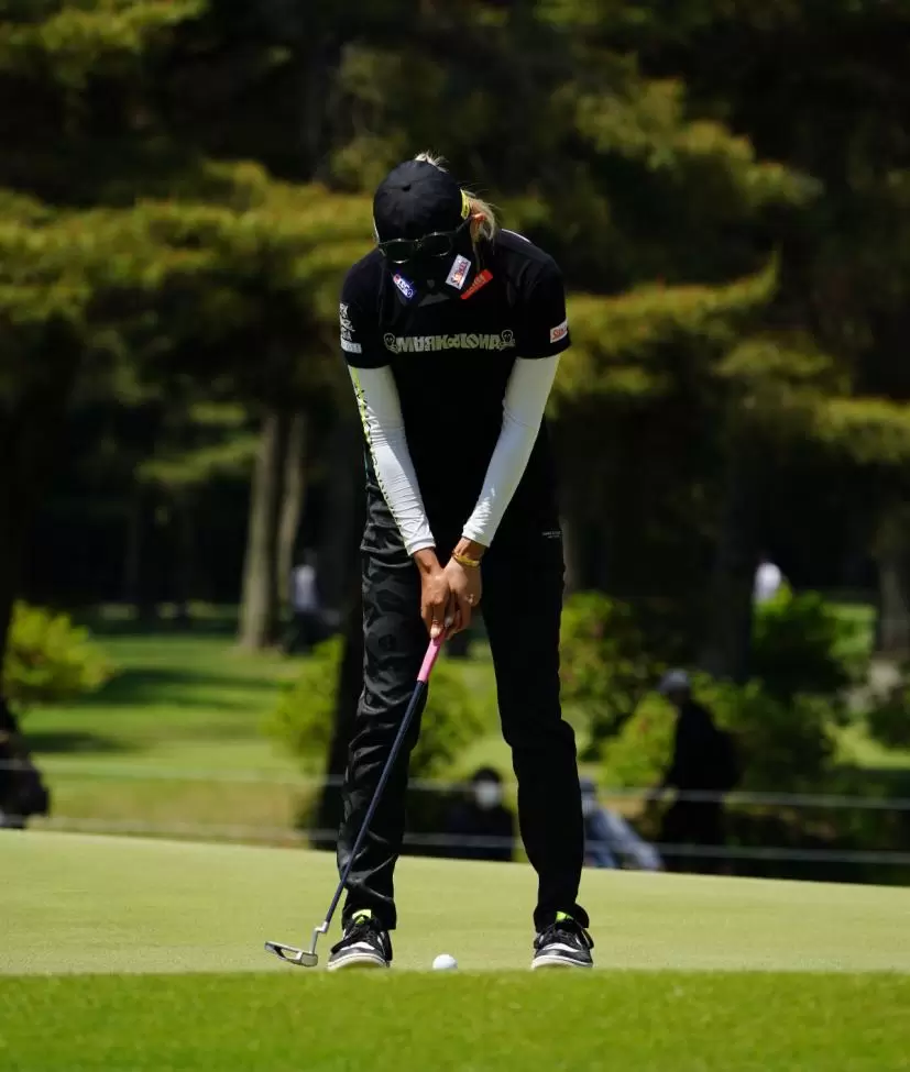 金田久美子のパッティングストローク