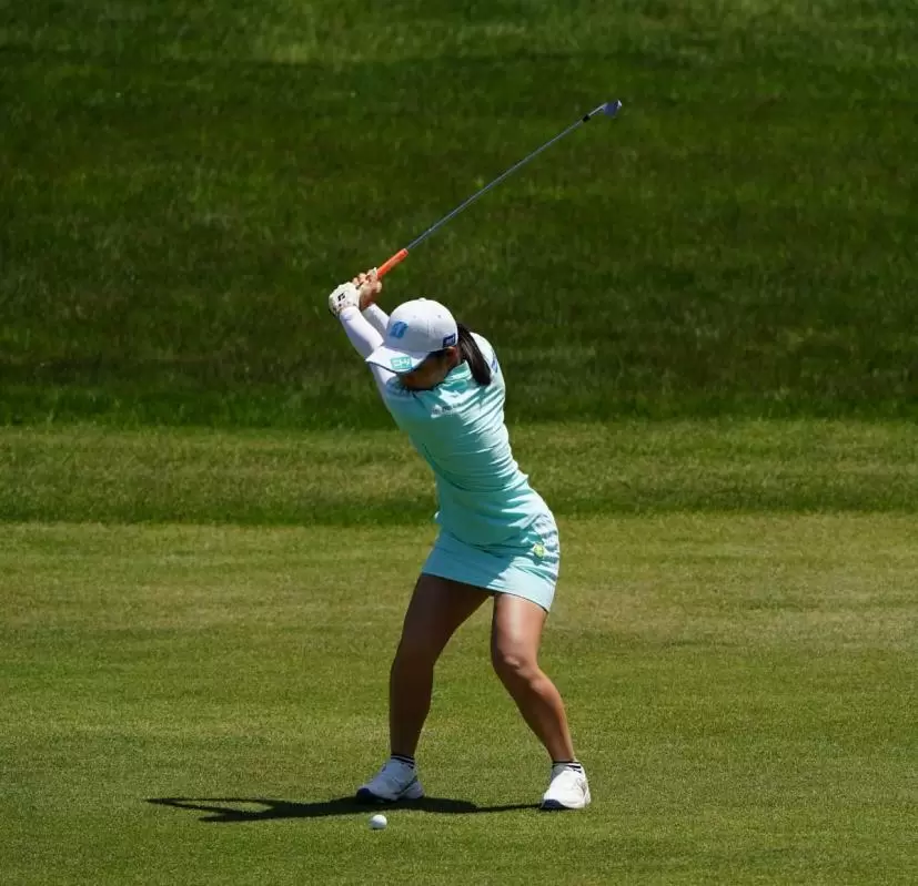 佐藤心結のアイアンスイング