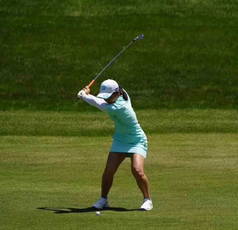 佐藤心結のアイアンスイング