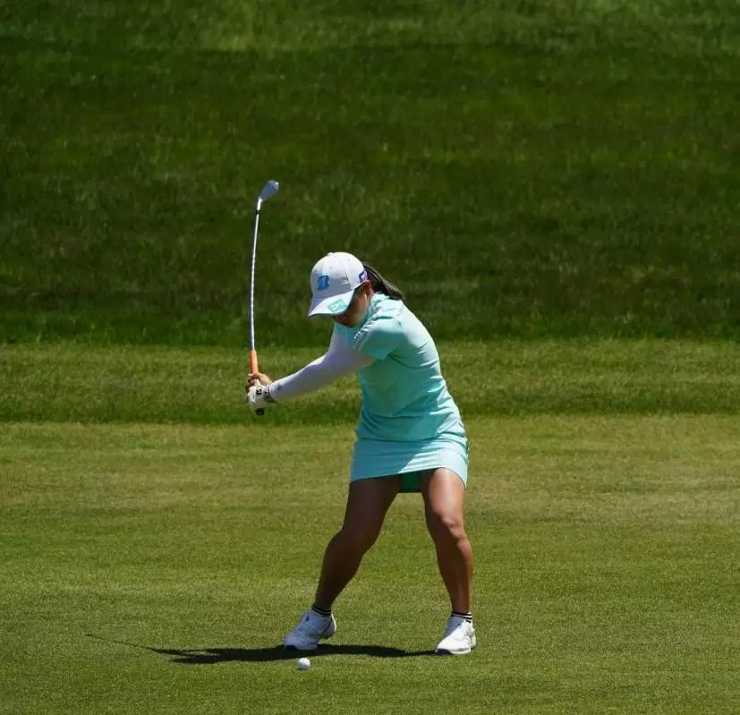 佐藤心結のアイアンスイング