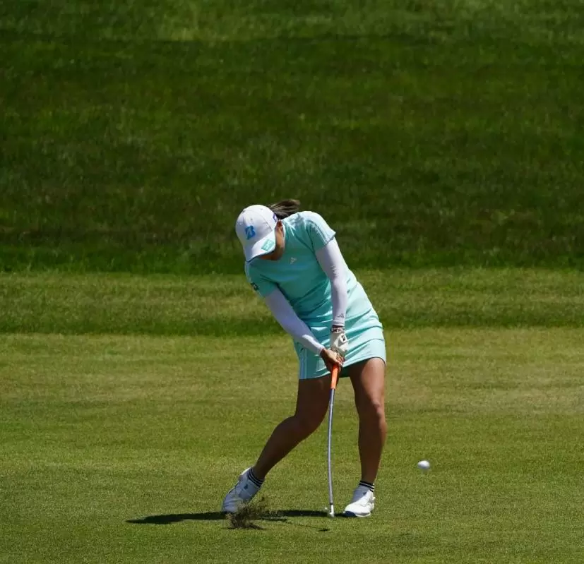 佐藤心結のアイアンスイング