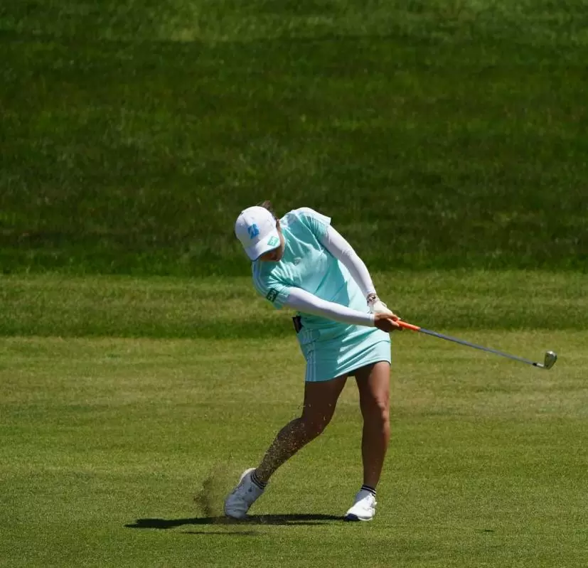 佐藤心結のアイアンスイング