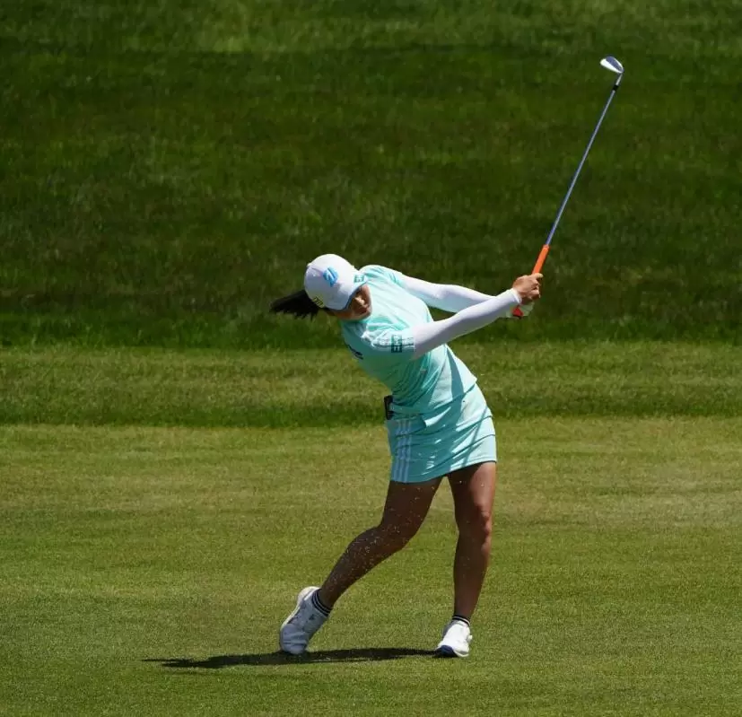 佐藤心結のアイアンスイング