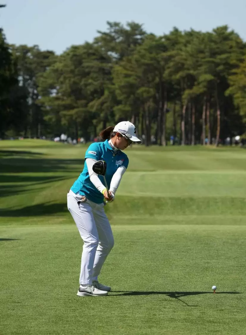 大里桃子のドライバースイング