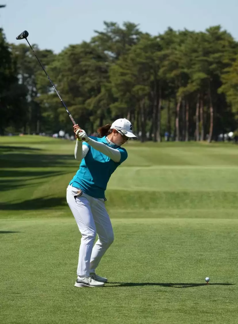 大里桃子のドライバースイング
