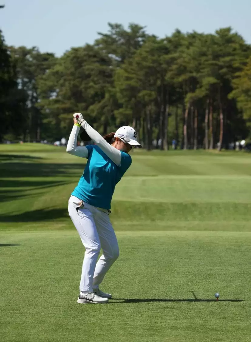 大里桃子のドライバースイング