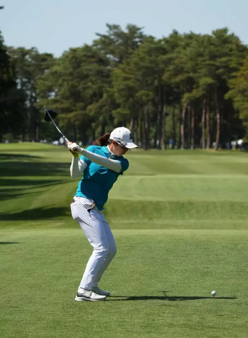 大里桃子のドライバースイング