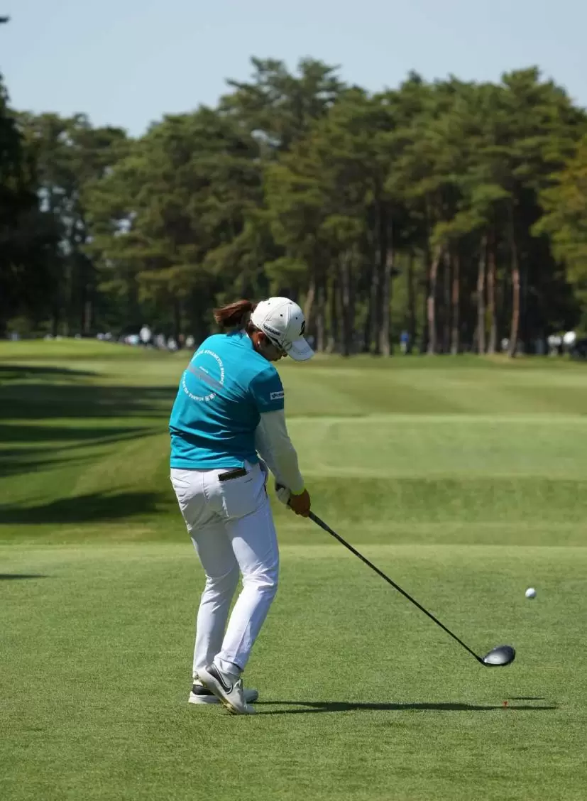 大里桃子のドライバースイング