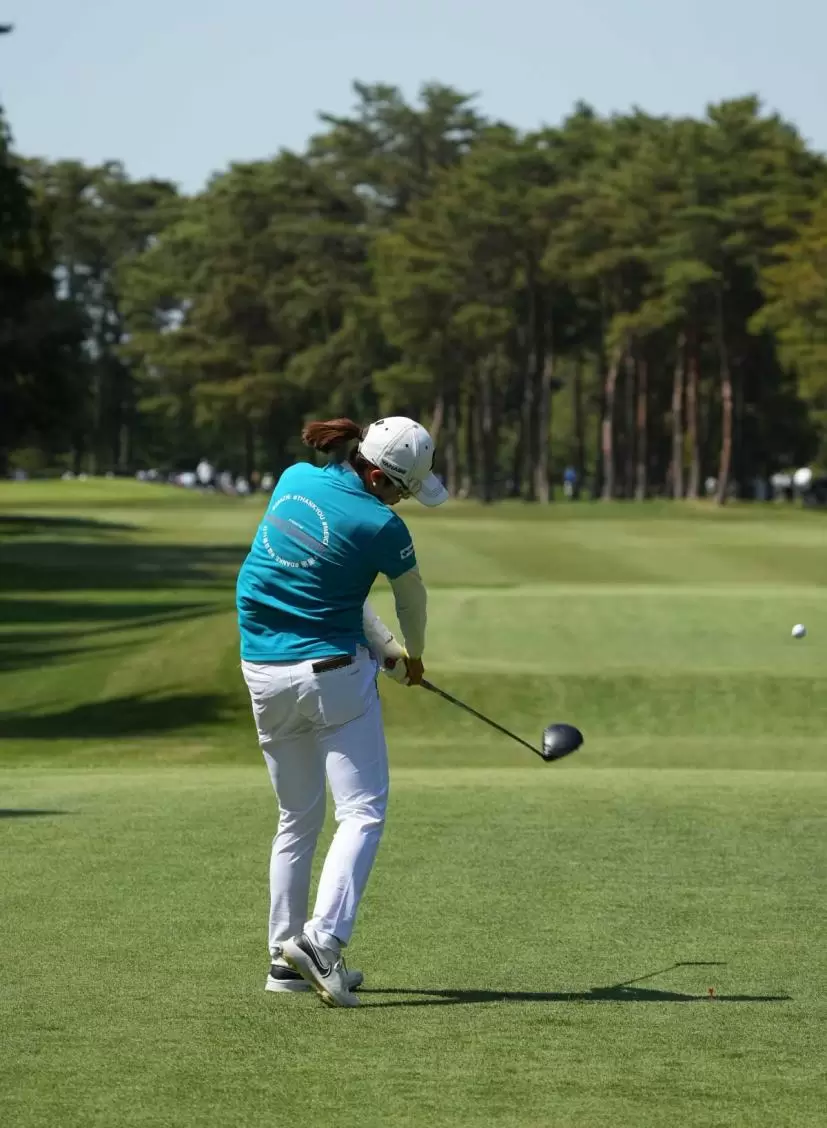 大里桃子のドライバースイング