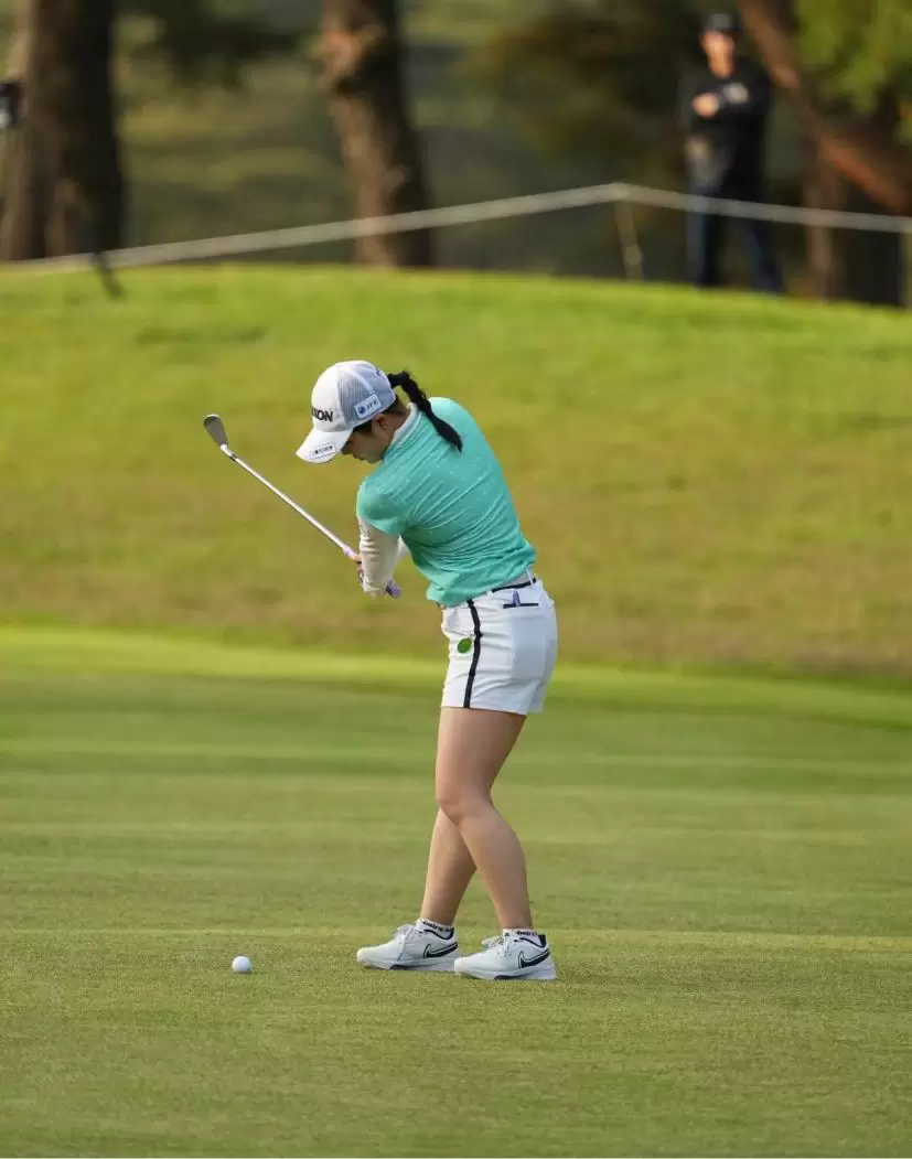 尾関彩美悠のアイアンスイング
