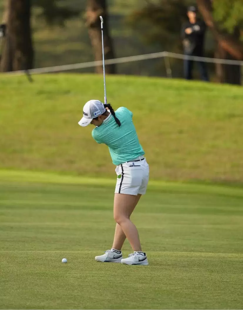 尾関彩美悠のアイアンスイング