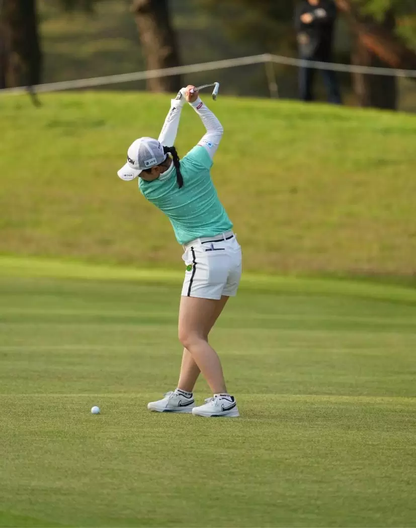 尾関彩美悠のアイアンスイング
